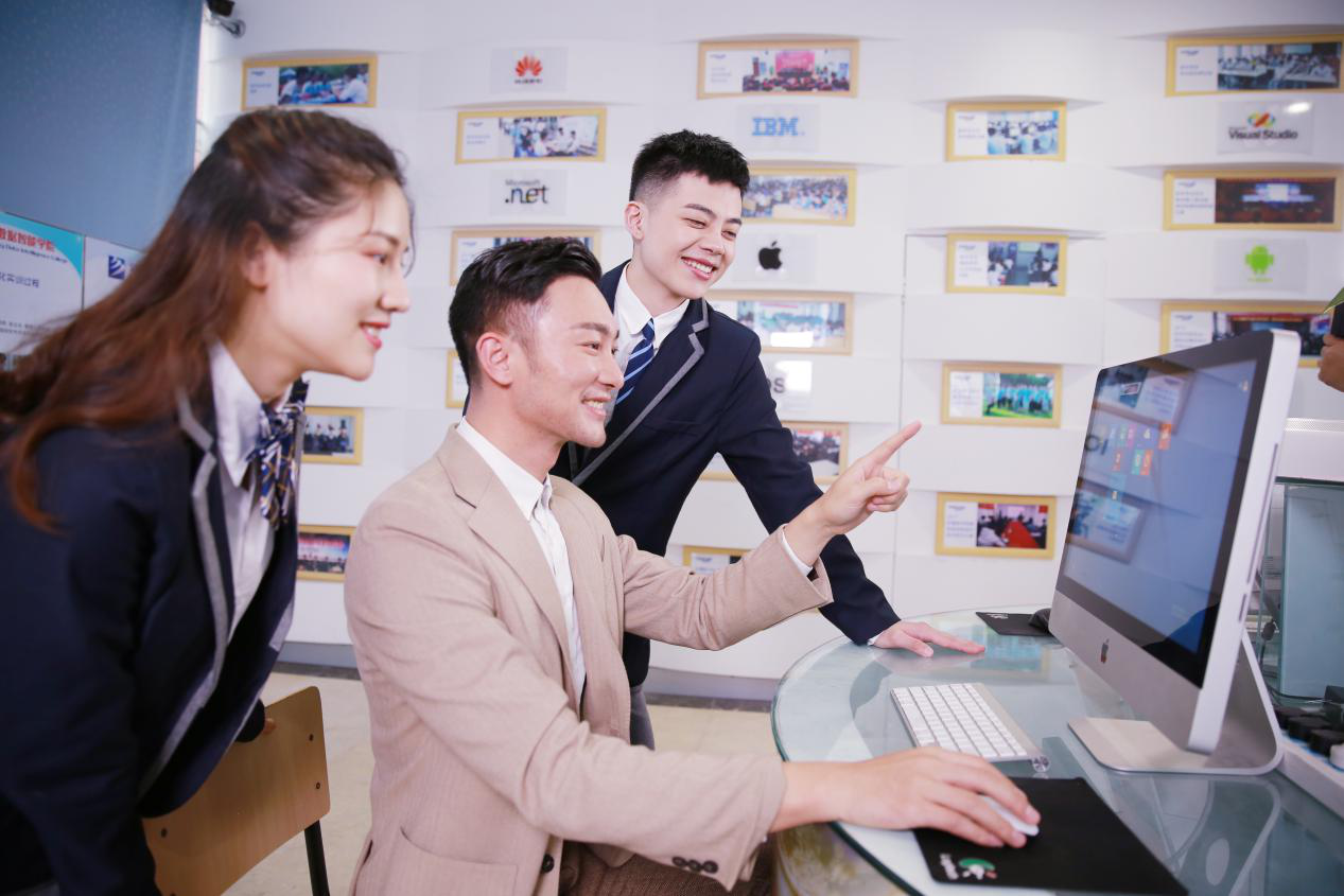 What？聽說新華云課堂能帶你走出傳統(tǒng)課堂，享受個(gè)性化學(xué)習(xí)！