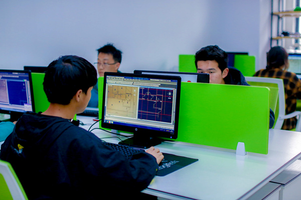 南京新華電腦專修學(xué)院的學(xué)費(fèi)多少？
