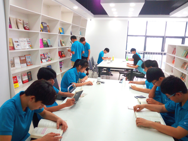 技校里面有什么<a href=http://njxh.cn target=_blank class=infotextkey>專業(yè)</a>？適合初中去學(xué)習(xí)么？