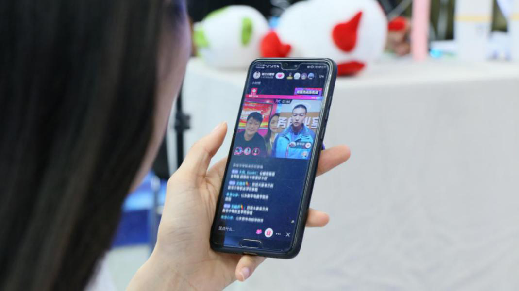 燃爆！麗江石榴哥現(xiàn)場連麥新華電商<a href=http://njxh.cn target=_blank class=infotextkey>專業(yè)</a>學(xué)子