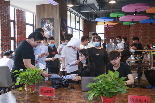 就業(yè)保障丨千企萬崗進校園，助力學子精準就業(yè)！