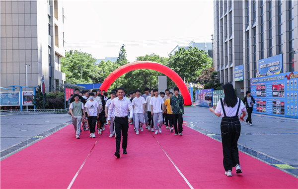 巔峰實習(xí)，京彩有你 ——南京新華京東618實習(xí)項目總結(jié)與表彰大會圓滿結(jié)束