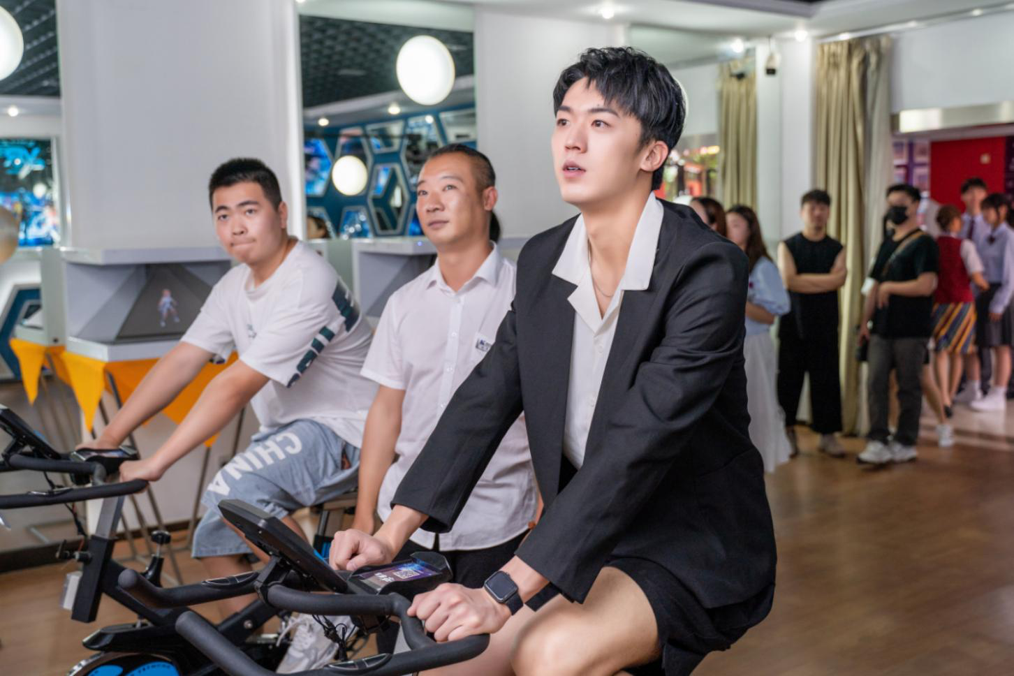 明星帶路|盧東旭探秘校園黑科技，直擊新華硬實力！