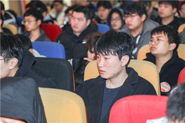 就業(yè)問(wèn)題是重大的經(jīng)濟(jì)社會(huì)問(wèn)題，具有重要性、緊迫性和長(zhǎng)期性，“就業(yè)難”成了絕大多數(shù)年輕人心中的困惑。為幫助我校學(xué)生做出清晰明確的就業(yè)規(guī)劃，提高同學(xué)們的就業(yè)競(jìng)爭(zhēng)力，2022年2月25日上午，南京新華平面設(shè)計(jì)的聞繪敏講師于學(xué)術(shù)報(bào)告廳為同學(xué)們開(kāi)展了以“新職業(yè)，新技術(shù)，新青年”為主題的畢業(yè)生職業(yè)規(guī)劃及求職技巧講座。