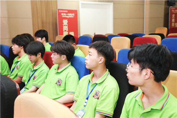 為幫助我校學(xué)生明確職業(yè)生涯規(guī)劃，確定個(gè)人職業(yè)方向，強(qiáng)化職業(yè)規(guī)劃意識(shí)，更好地樹立個(gè)人理想，2022年7月29日，南京新華電腦專修學(xué)校在學(xué)術(shù)報(bào)告廳舉行第十二屆職業(yè)生涯規(guī)劃演講大賽