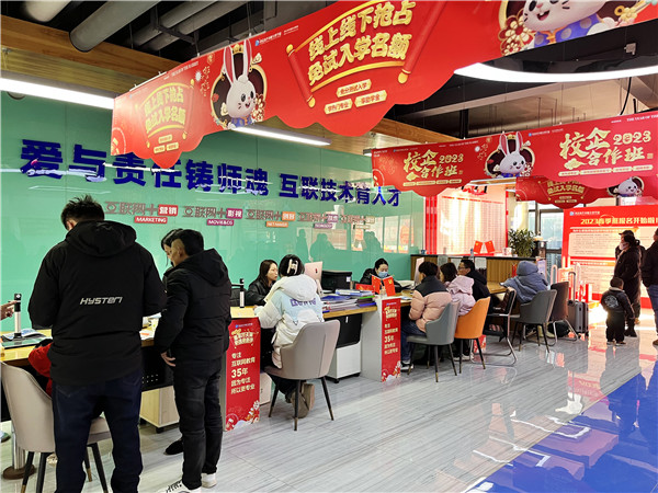 喜迎開學(xué) 圓夢新華|直擊南京新華火熱報名現(xiàn)場！