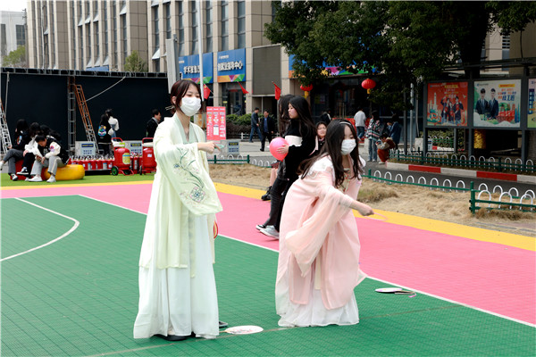“三八”國際婦女節(jié)來臨，南京新華向所有女性致以節(jié)日最美好的祝福！