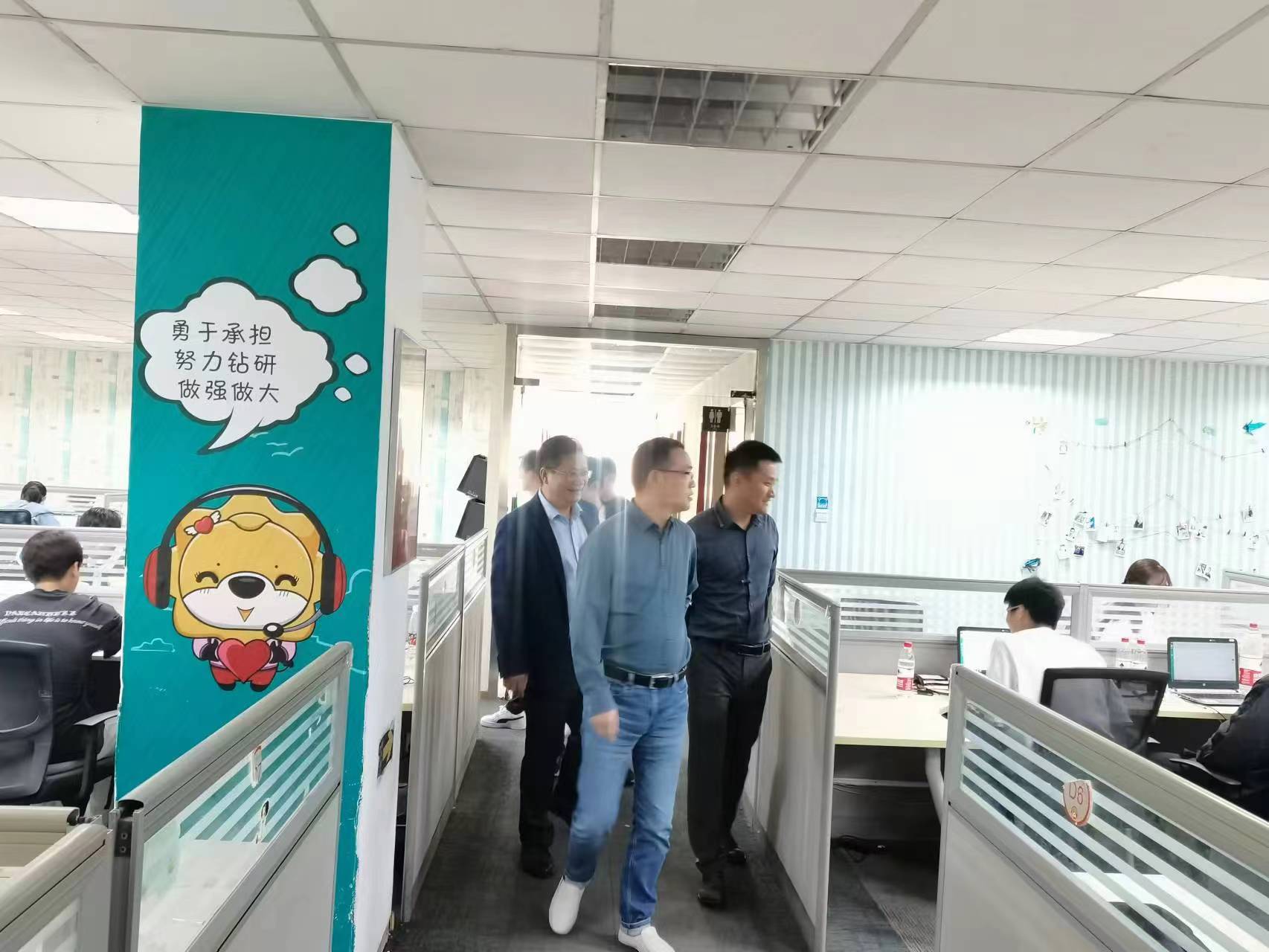回訪企業(yè)實(shí)習(xí)學(xué)生，關(guān)懷職業(yè)成長(zhǎng)道路