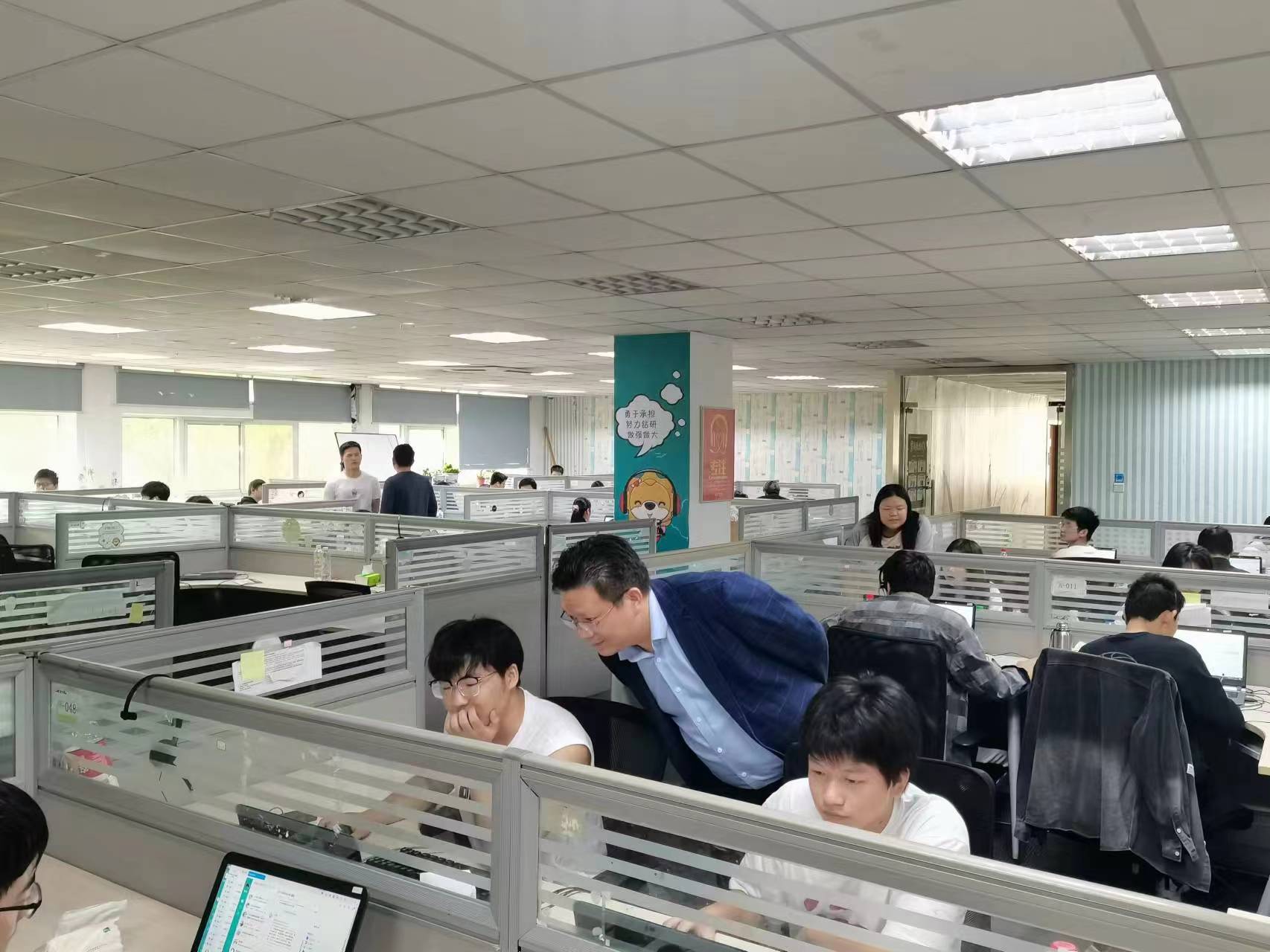 回訪企業(yè)實(shí)習(xí)學(xué)生，關(guān)懷職業(yè)成長(zhǎng)道路