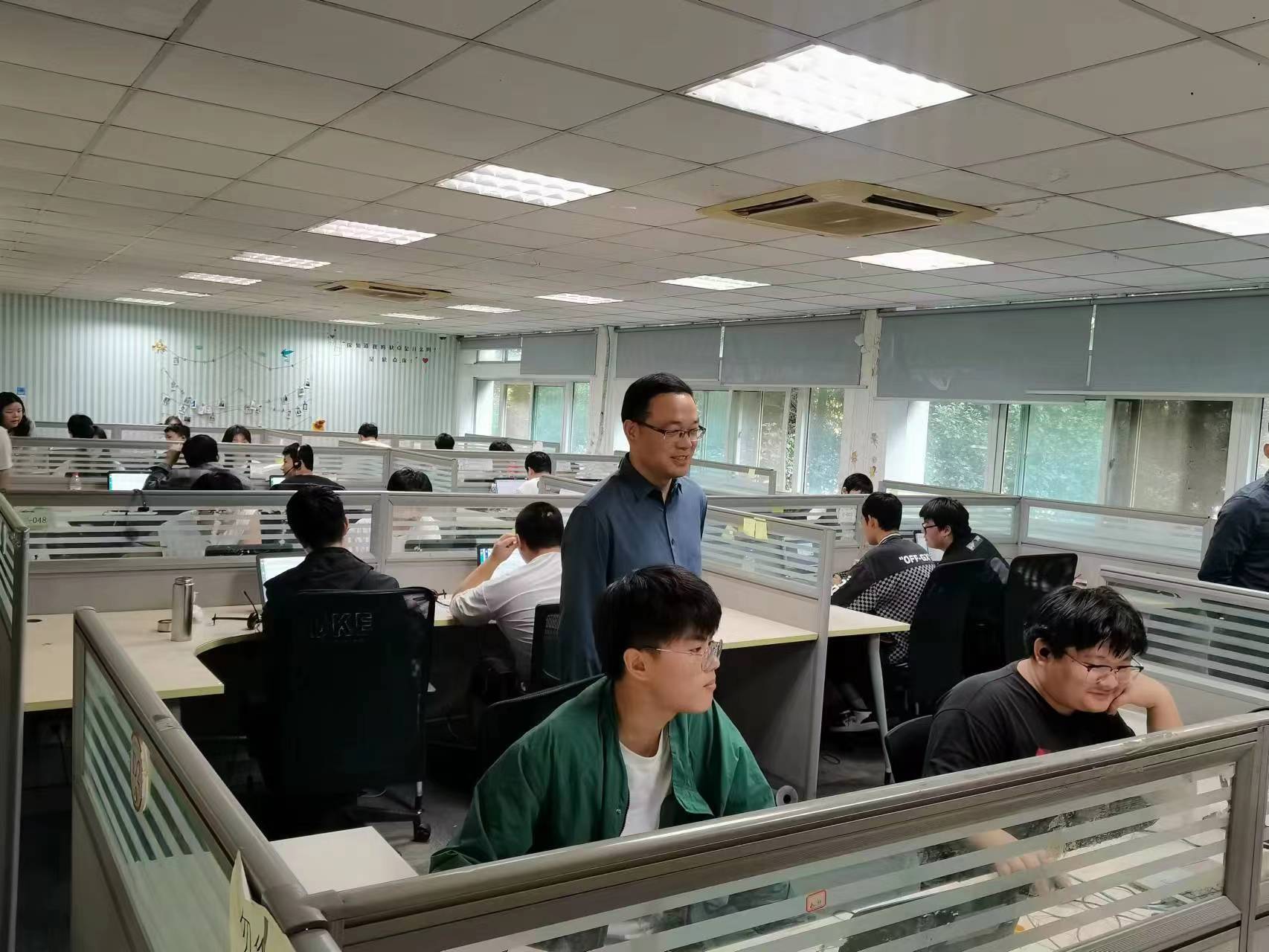 回訪企業(yè)實(shí)習(xí)學(xué)生，關(guān)懷職業(yè)成長道路