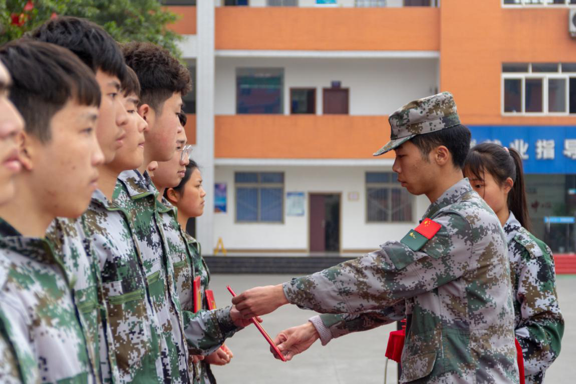 新華“三教三訓(xùn)”之軍訓(xùn)|揮灑汗水書(shū)寫(xiě)迷彩青春！