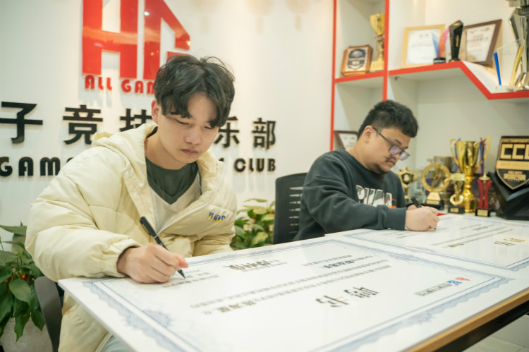 實力見證！又一新華電腦教育學子簽約AG俱樂部！