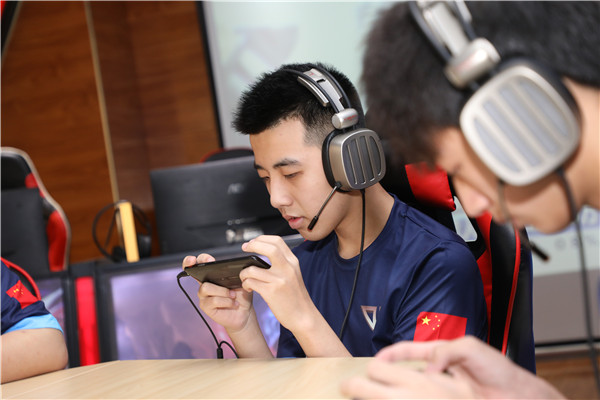 如何看待 Miss 爆料「Faker 年薪 5800 萬，LPL 選手月薪保底 2 萬」？