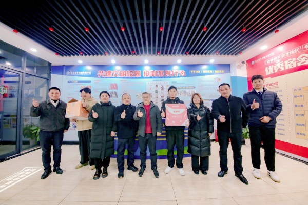 南京新華吳元紅校長晚間慰問查寢，并為學(xué)生送關(guān)懷！